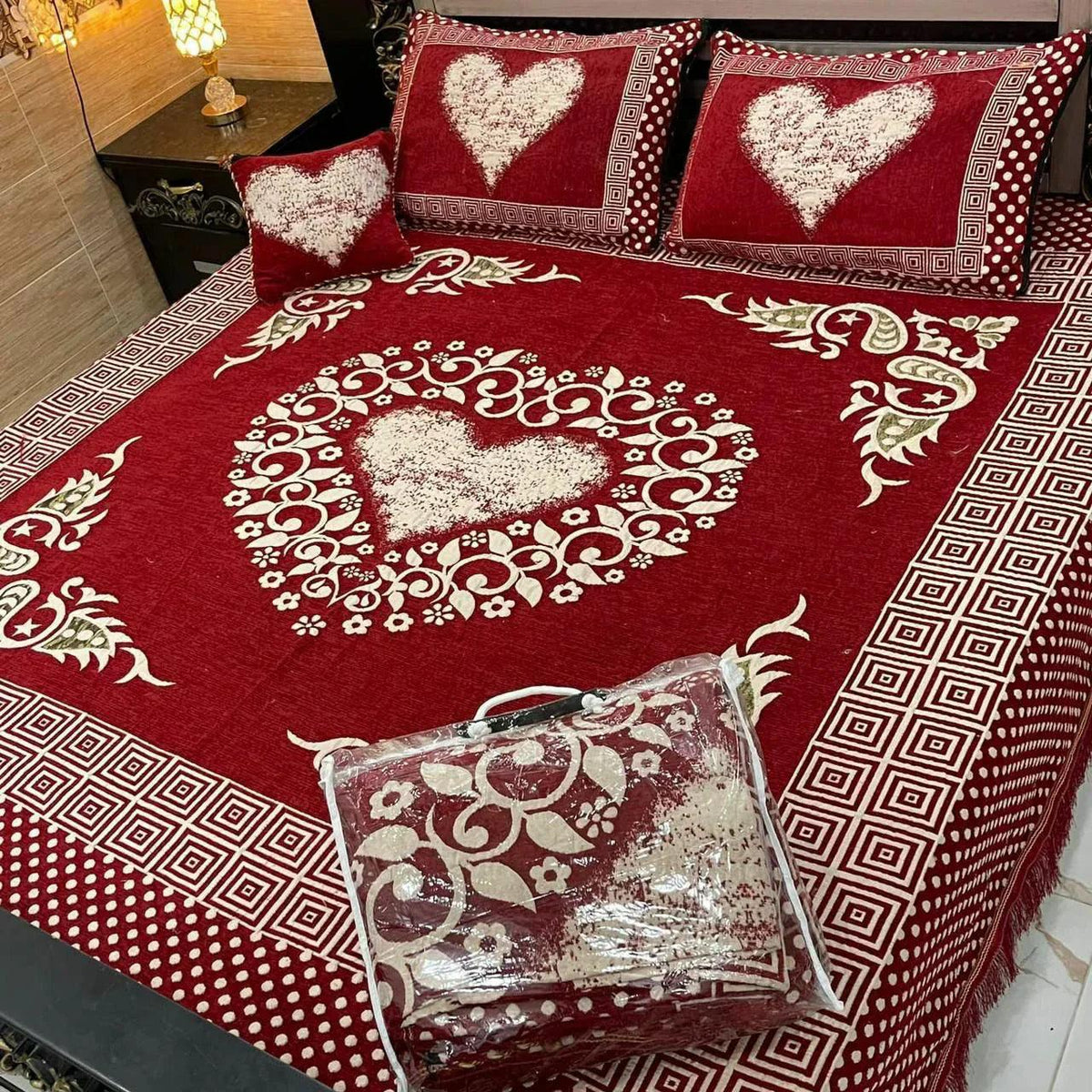 Royal Comfort: 5-Piece Velvet Jacquard Bedding Set - King Size Bed Sheet, Pillow Covers, and Cushion Cover