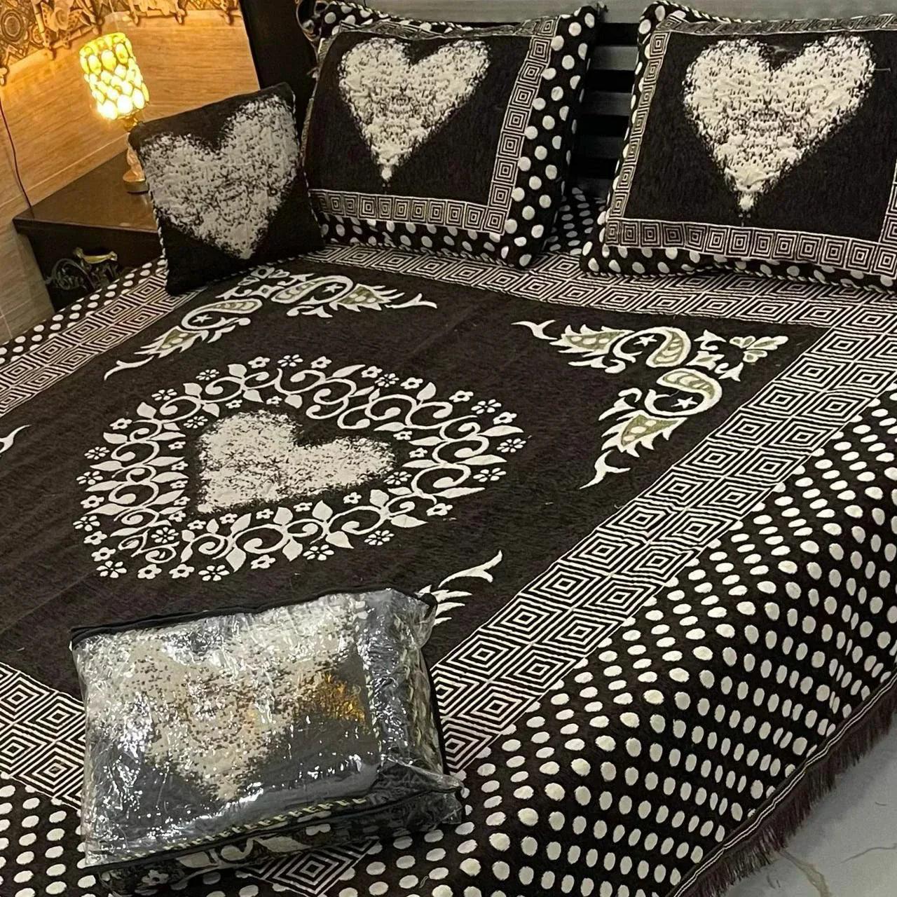 Royal Comfort: 5-Piece Velvet Jacquard Bedding Set - King Size Bed Sheet, Pillow Covers, and Cushion Cover