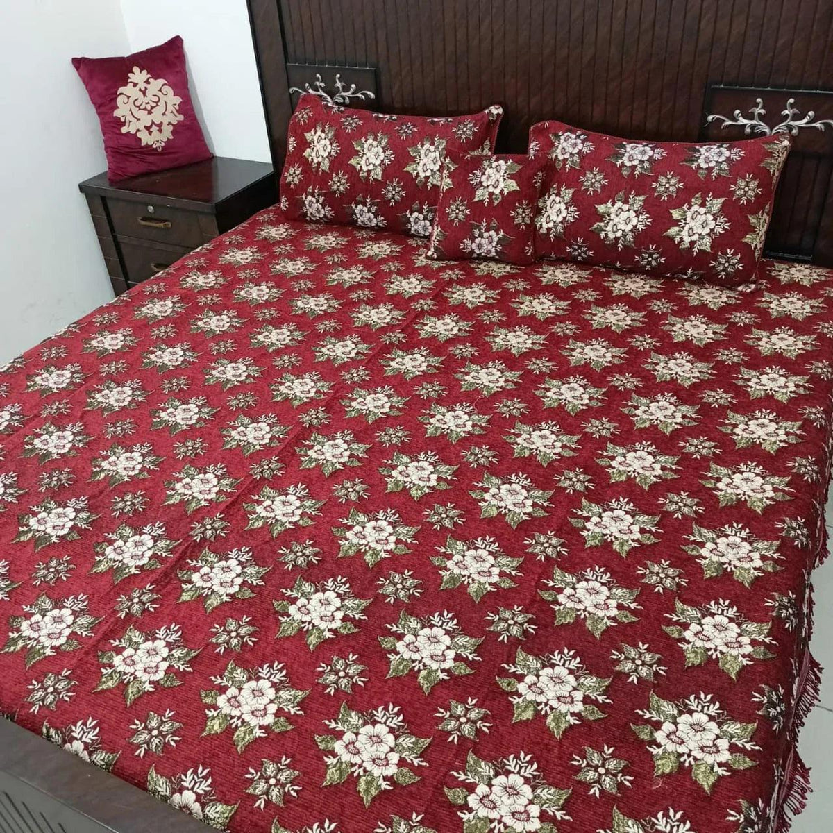 Luxurious Velvet Jacquard 4-Piece Bedding Set - King Size Bed Sheet, Pillow Covers, and Cushion Cover